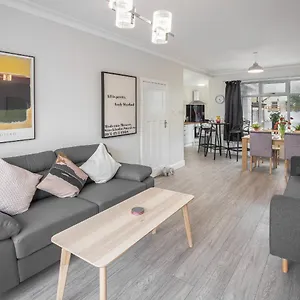 Fantastic! Family Home: Free Parking Holiday home